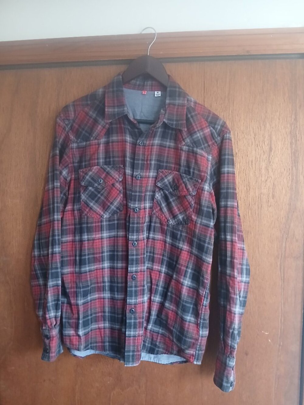 Uniqlo Mens Button-Up Long-Sleeve Shirt - Medium - Red and Gray Plaid Flannel